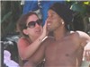 Người đẹp lạ mặt tận tình chăm sóc Ronaldinho